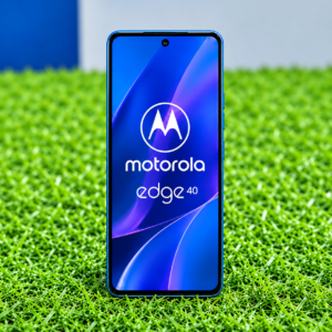 motorola edge 40 on vivid grass